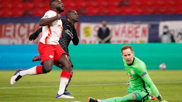 Sadio Mané zet Liverpool op 0-2 tegen RB Leipzig.
