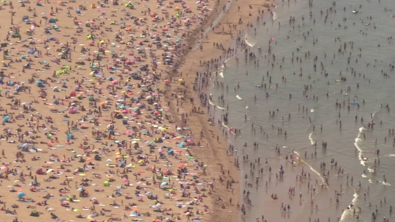Beeld uit video: Helikopter filmt druk strand op zomerse dag in Scheveningen