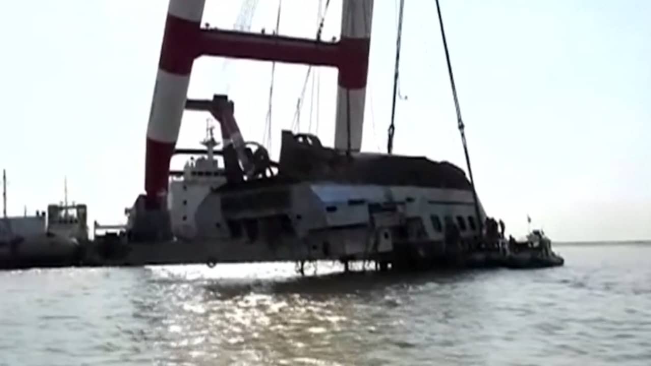 gezonken boot na botsing gezonken boot uit water getakeld in irak nu gezonken boot na botsing gezonken boot uit water getakeld in irak nu
