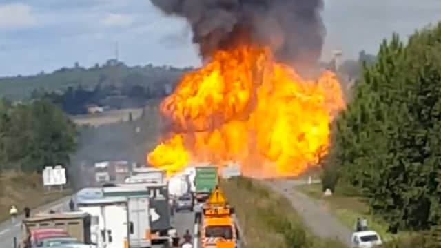 Vrachtwagen vol gasflessen explodeert op Franse snelweg