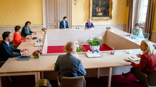 De fractievoorzitters van het eerste cluster op bezoek bij de informateur.