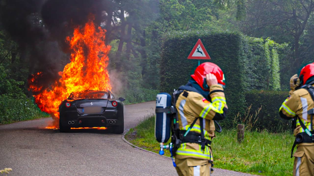 Beeld uit video: Brandweer blust peperdure Ferrari in Blaricum