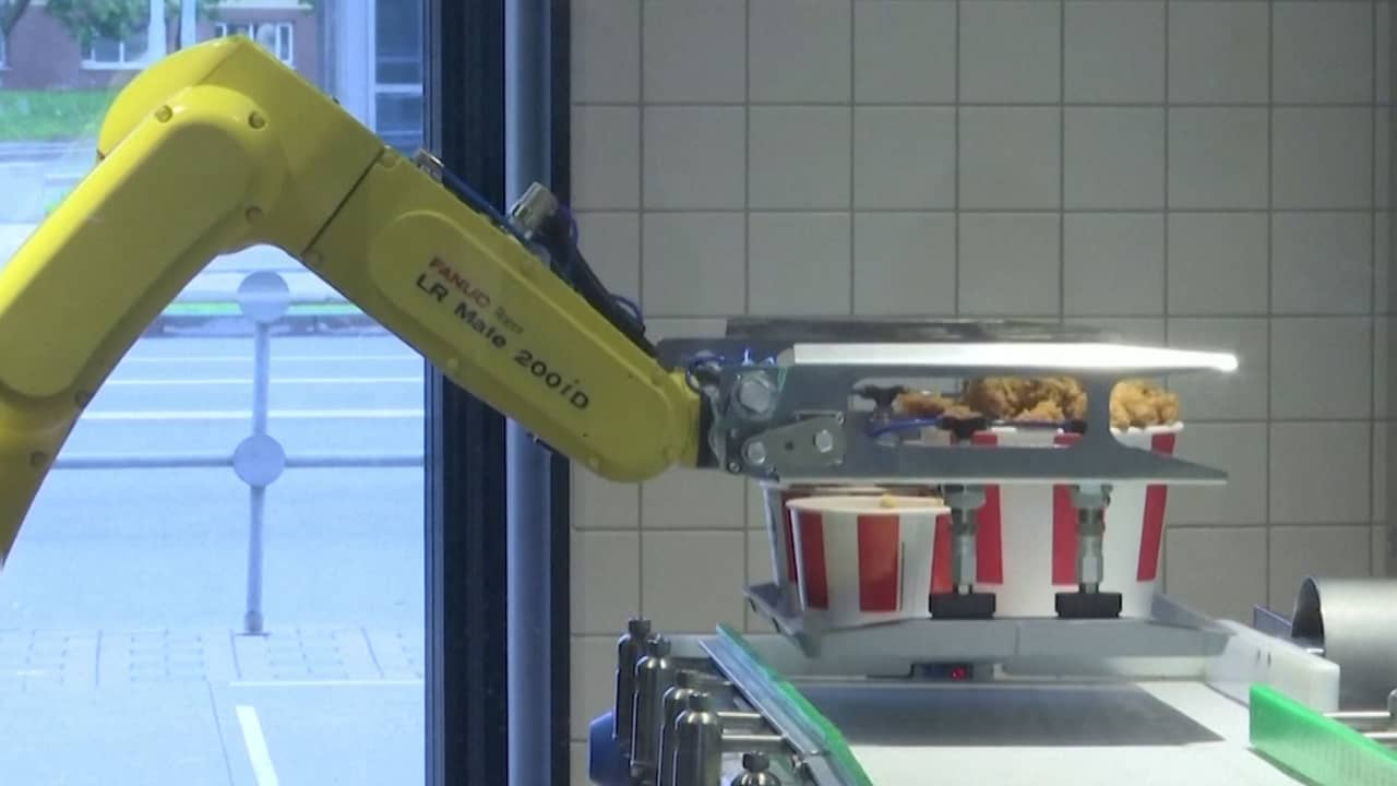 Beeld uit video: Robotarm serveert bestellingen in Russische KFC-vestiging