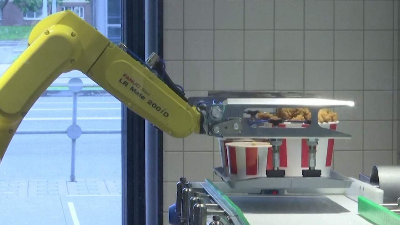 Beeld uit video: Robotarm serveert bestellingen in Russische KFC-vestiging