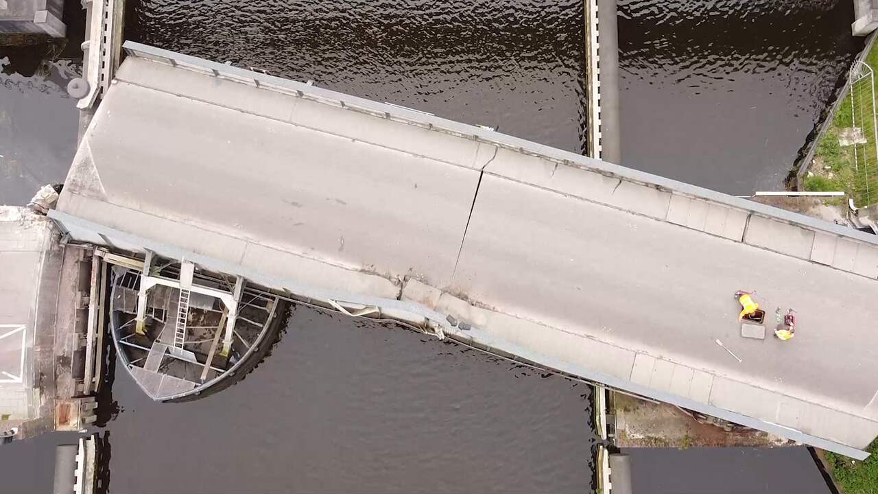 Beeld uit video: Drone filmt schade aan door schip geramde brug in Groningen