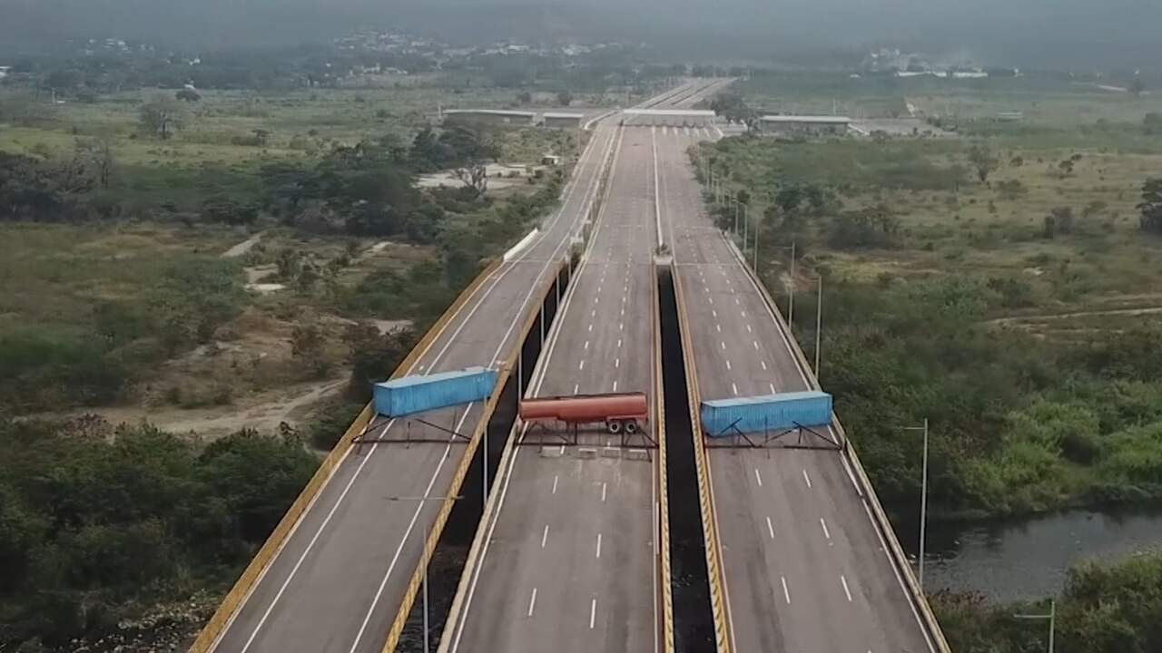 Beeld uit video: Maduro blokkeert grens Venezuela en Colombia met containers