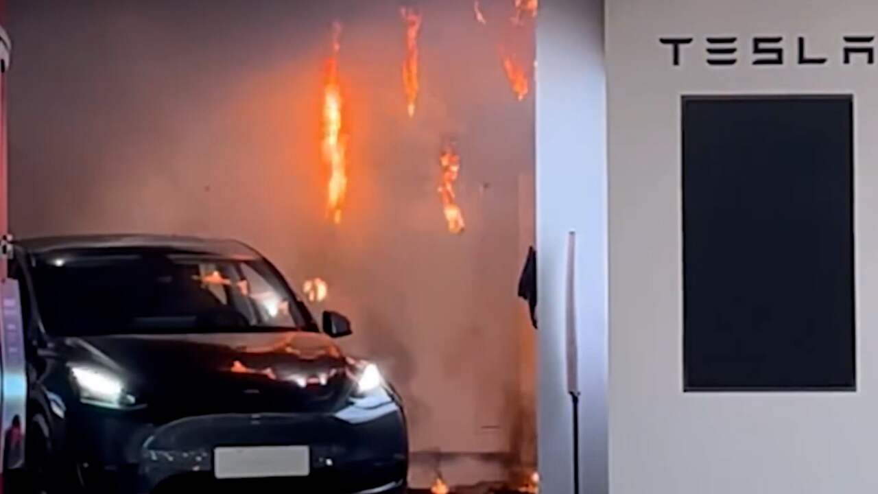 Beeld uit video: Lamp vat vlam vlak boven gloednieuwe Tesla in China