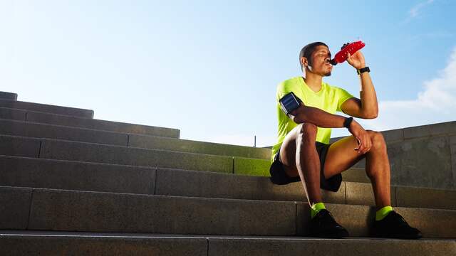 Pas op met sportdrankjes waarin veel suiker zit.