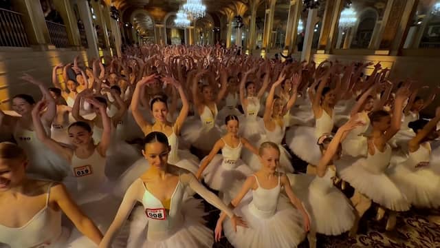 Nieuw wereldrecord: 353 ballerina's dansen tegelijk op spitzen