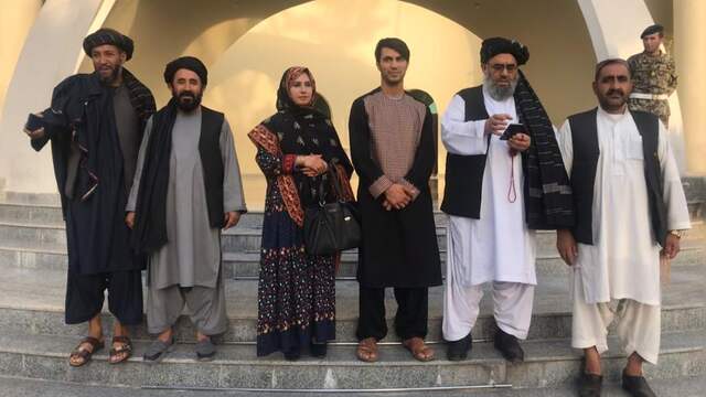 Gulali Mohammadi in het midden met haar broer.