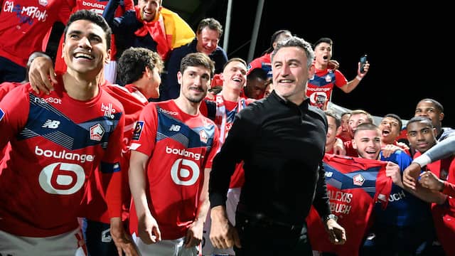 Feest bij de spelers en trainer van Lille na het behalen van de landstitel.