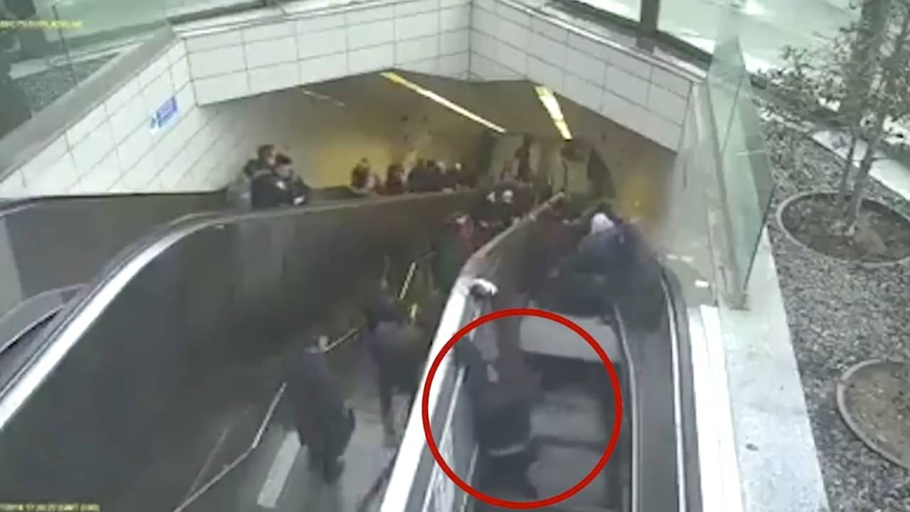 Beeld uit video: Roltrap slokt man op bij Turks metrostation