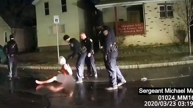 Beelden van de dashcam tonen hoe Daniel Prude in verwarde toestand op de grond zit.