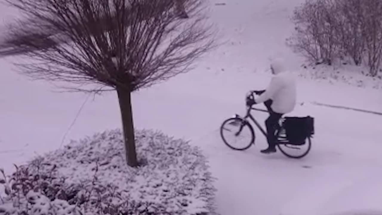 Beeld uit video: Witte sneeuwlaag bedekt delen van Nederland