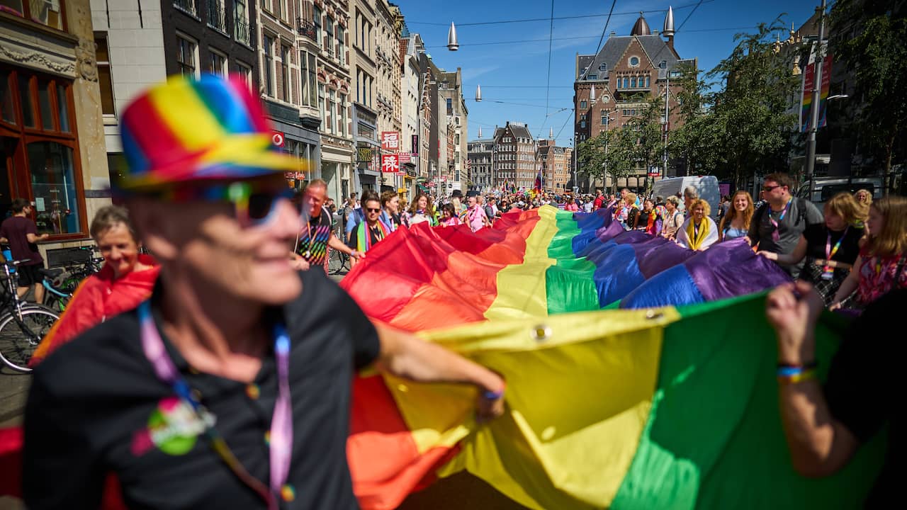 I partecipanti al Pride Walk attraversano Amsterdam il primo giorno del Pride Amsterdam.