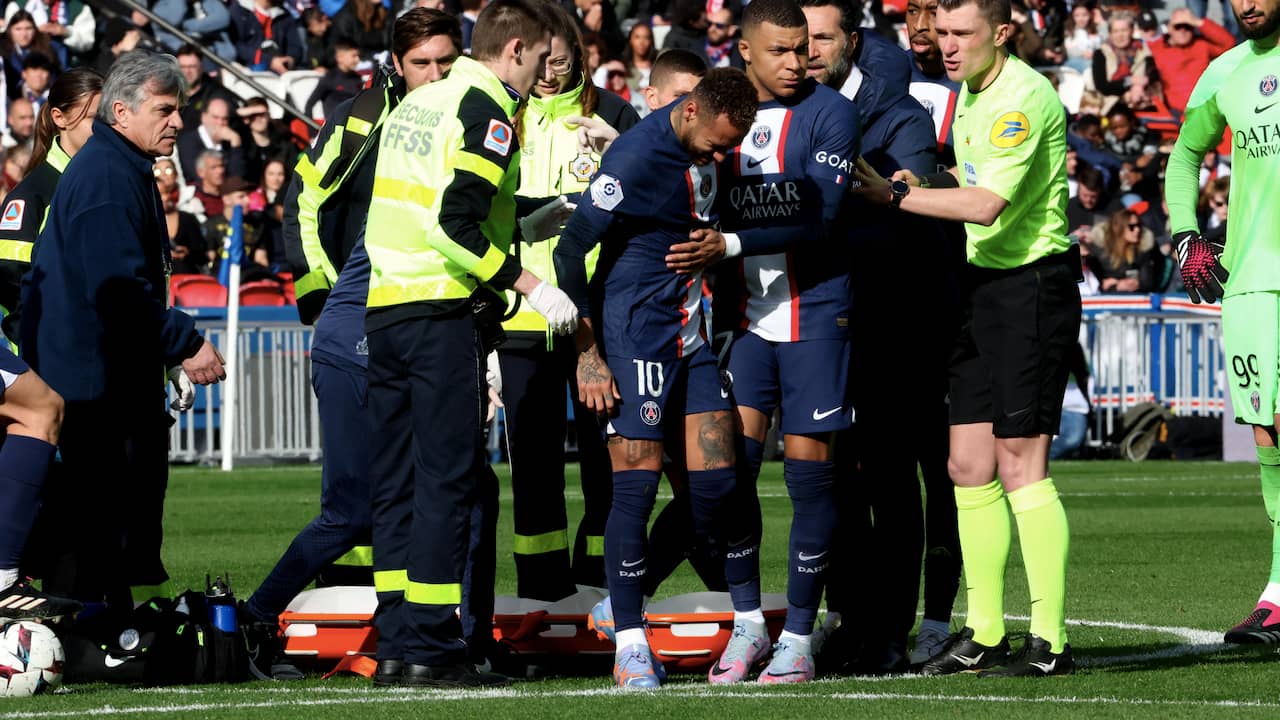 Beeld uit video: Neymar per brancard van het veld bij PSG na lelijke val