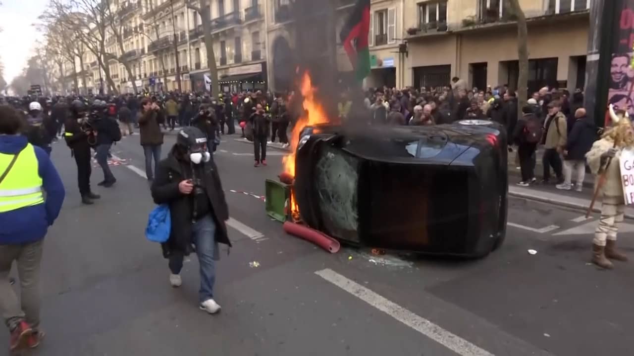 Beeld uit video: Auto's in brand, miljoen mensen de straat op: Hierom blijven de Fransen staken