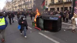 Auto's in brand, miljoen mensen de straat op: Dit is waarom Fransen blijven staken