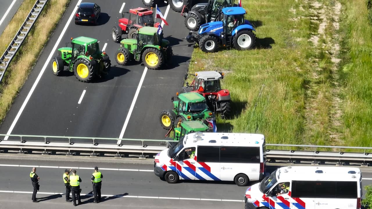 Beeld uit video: Drone filmt dat boeren A7 blokkeren tussen Drachten en Heerenveen