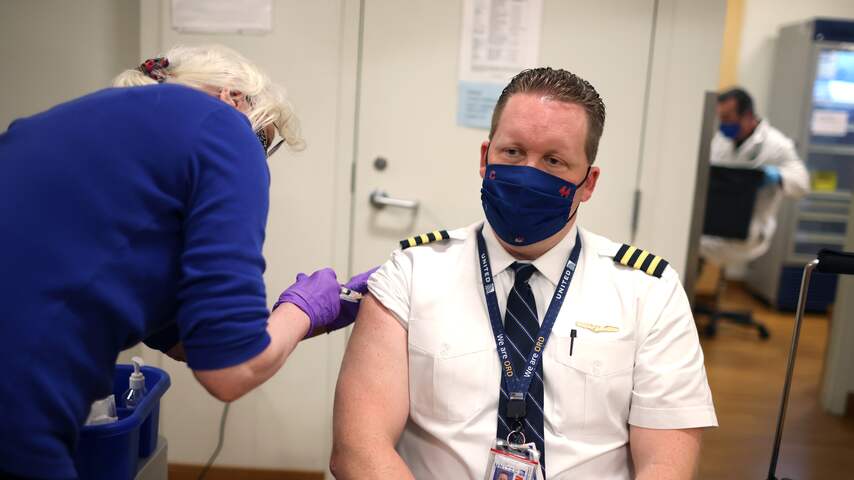 Piloot United Airlines krijgt coronavaccin