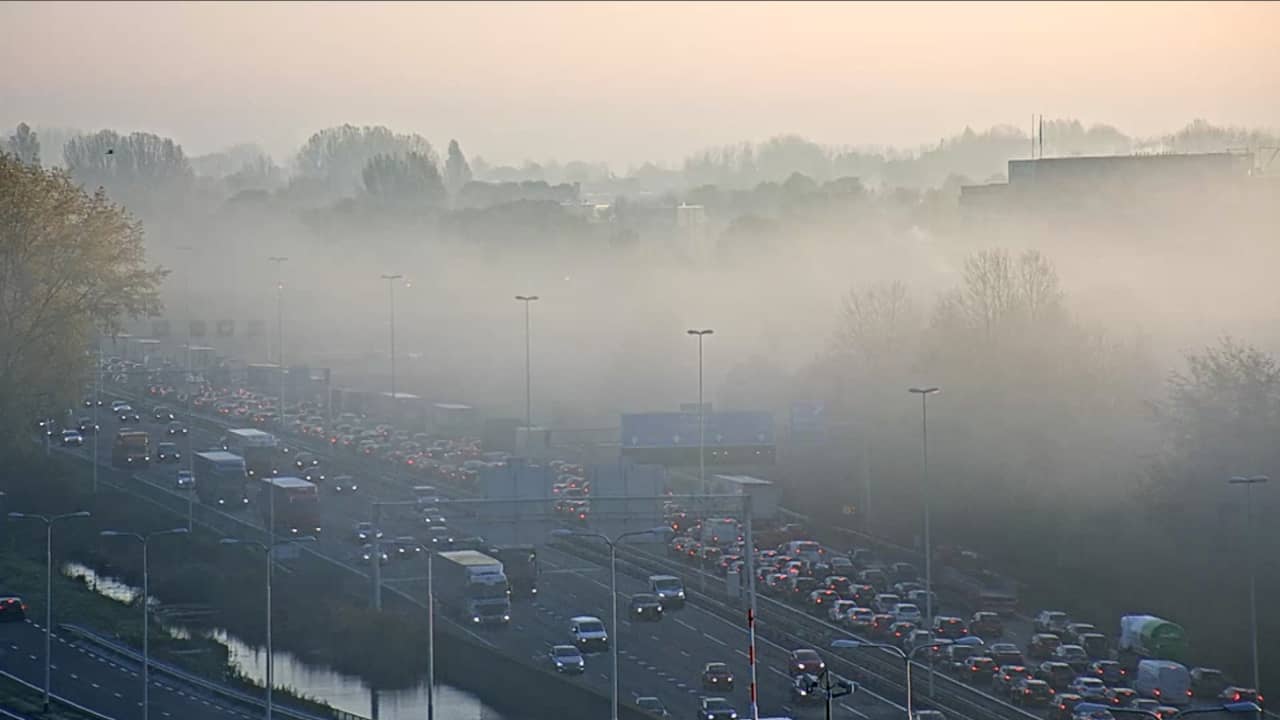 Drukke ochtendspits door mist en lokale gladheid