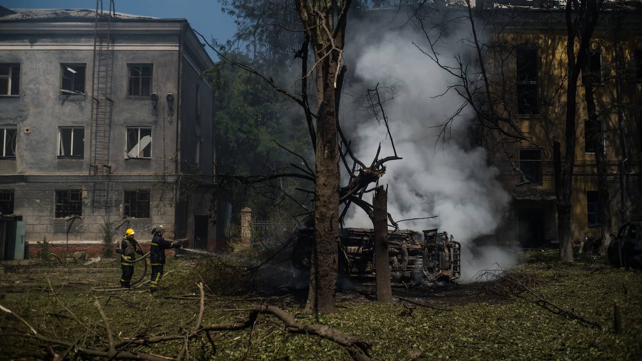 Пожарные потушили пожар в Краматорске после попадания в него российской ракеты.