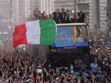 Italië viert Europese titel met busrit door uitpuilend Rome