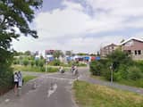 Scooterrijder en fietser naar ziekenhuis na botsing op Broekweg