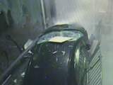 Man ramt auto dwars door glazen pui in Alblasserdam