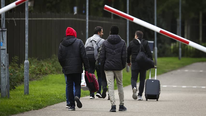 Asielzoekers Ter Apel Sliepen In Weekend Wéér Op Matras Of Stoel In ...