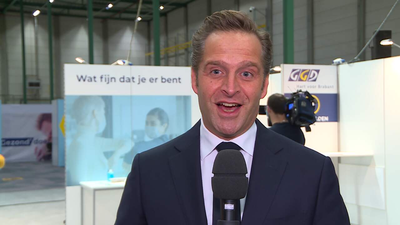Beeld uit video: De Jonge blij met coronavaccinatie: 'Fantastisch, een mijlpaal'