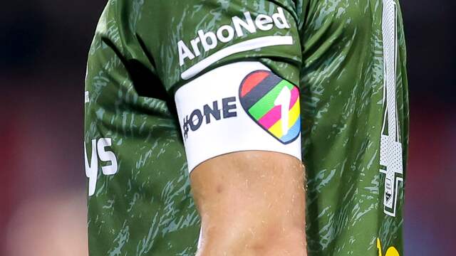 Alle captains in het profvoetbal spelen dit weekend met een OneLove-aanvoerdersband.