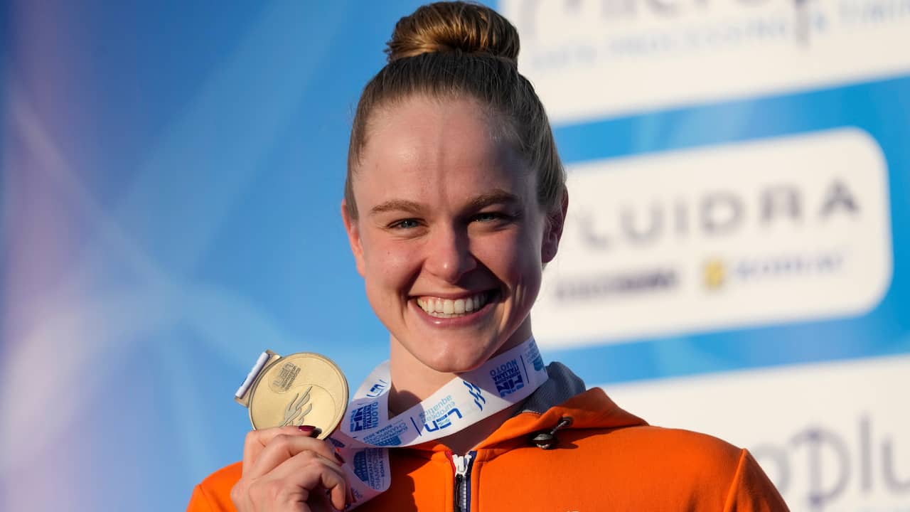 Maaike de Waard met haar bronzen medaille in Rome.
