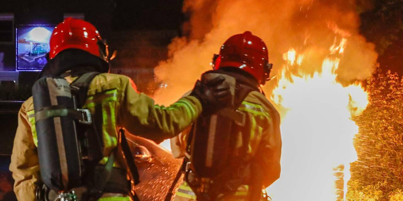 Auto vliegt in brand op oprit van woning