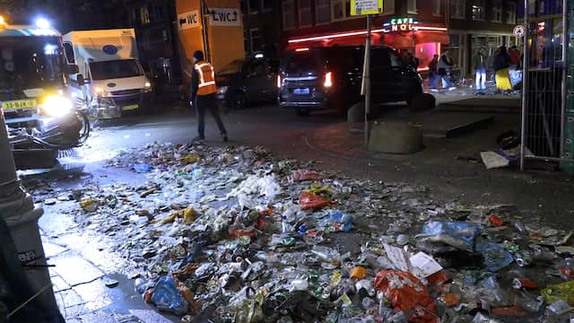 Schoonmakers ruimen bergen Koningsdag-afval op in Amsterdam