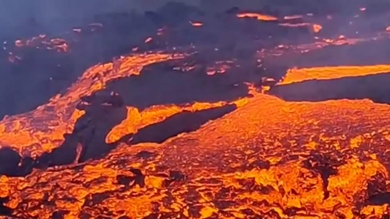 Beeld uit video: Indrukwekkende beelden tonen stroom van lava op IJsland