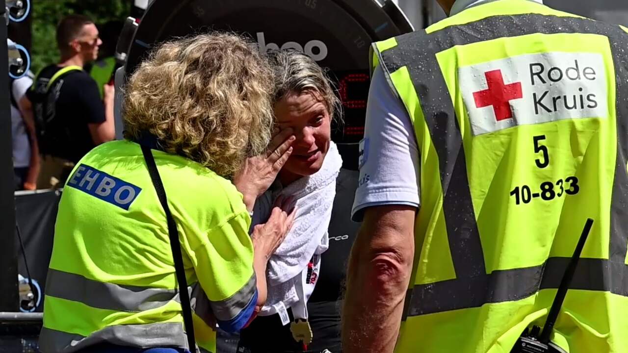 Beeld uit video: EHBO’ers koelen deelnemer Ironman in Hoorn
