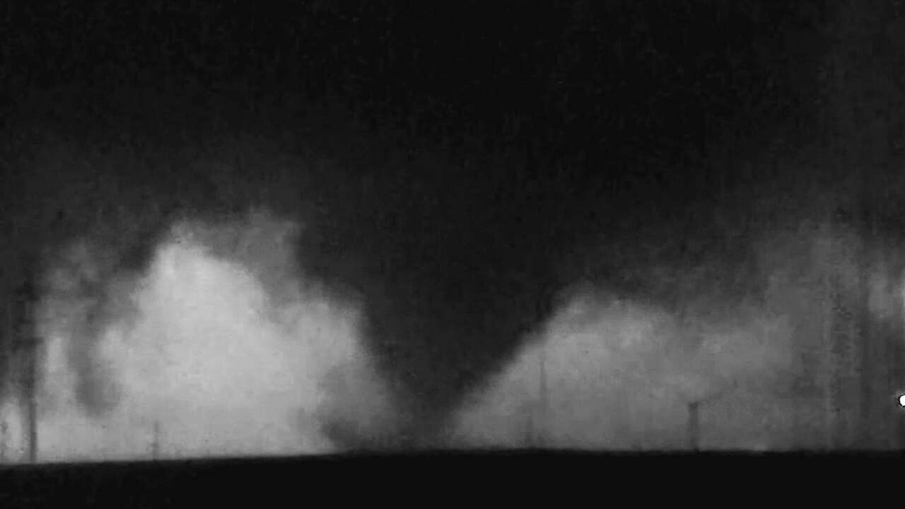 Onweer verlicht grote tornado in Oklahoma