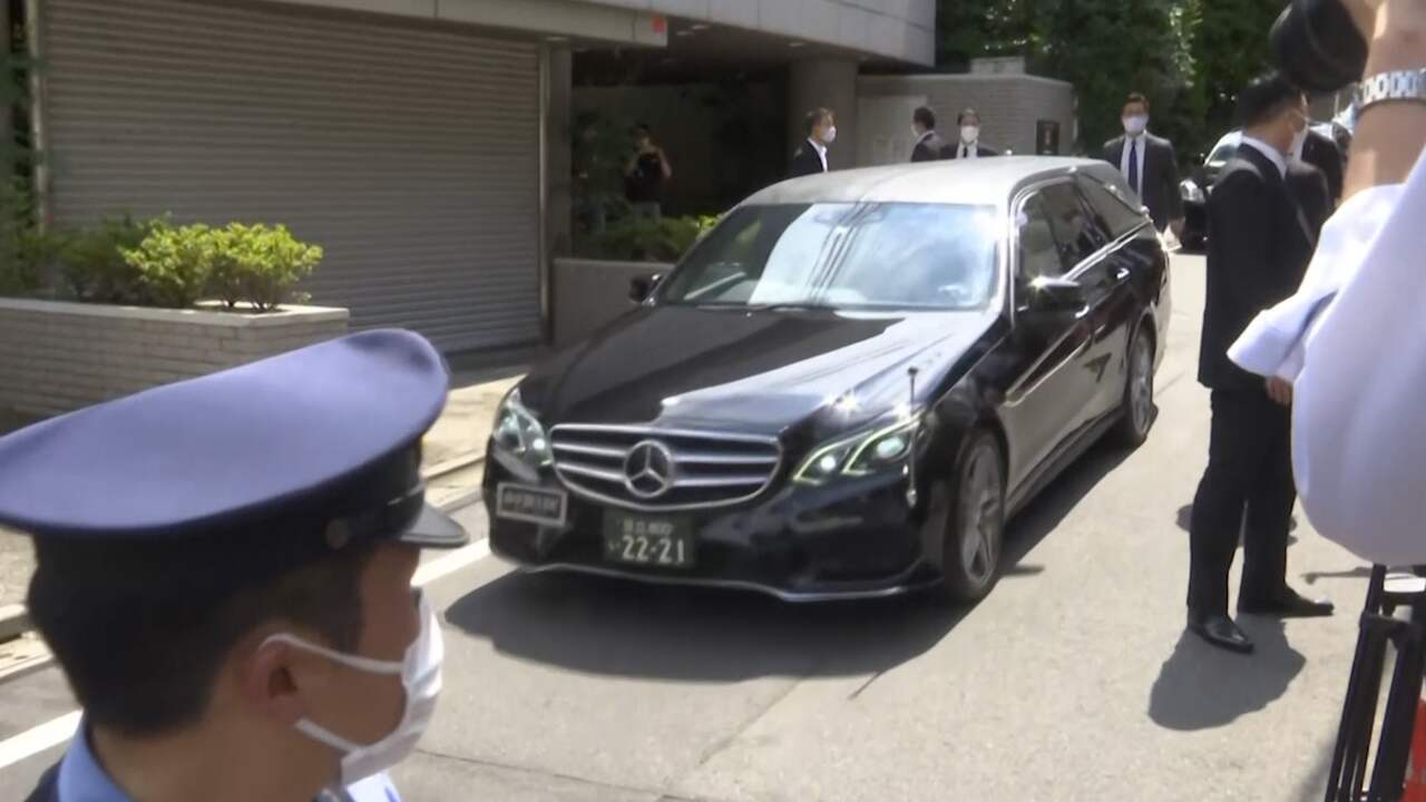 Beeld uit video: Lichaam vermoorde oud-premier Japan komt aan bij woning