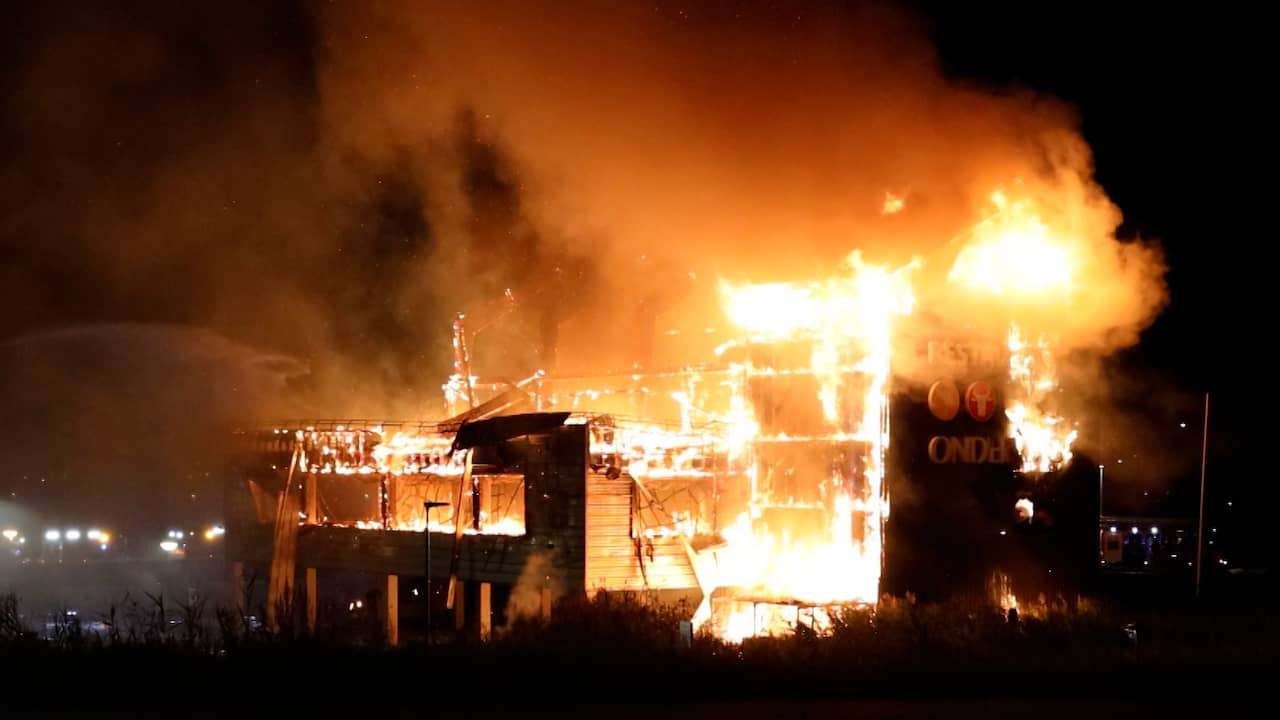 Beeld uit video: Grote brand verwoest wegrestaurant bij Almere