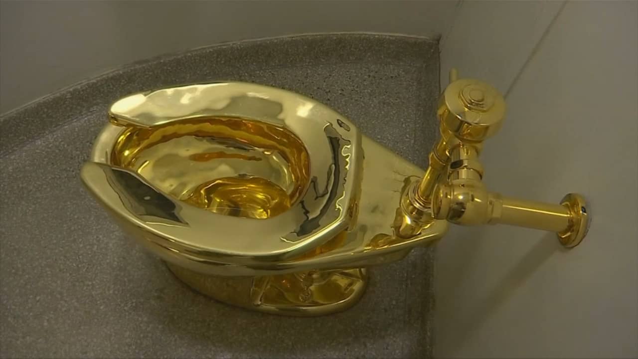 Beeld uit video: Gouden toilet van 18 karaat gestolen uit Brits paleis