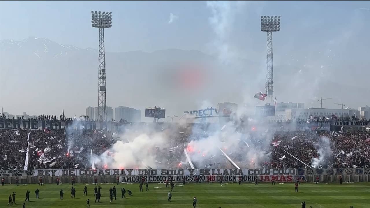 Beeld uit video: Tribune van Chileens voetbalstadion stort in