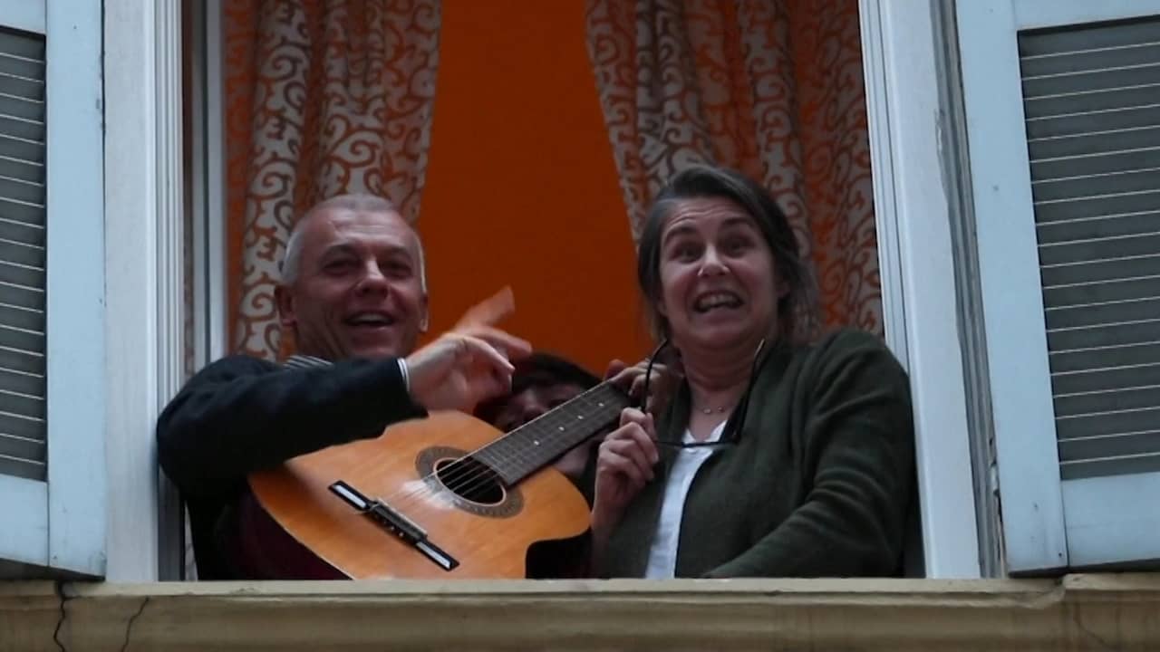 Beeld uit video: Italianen in quarantaine putten kracht uit massale zangpartijen