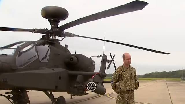 Prins William vliegt in Apache-helikopter als kolonel-commandant