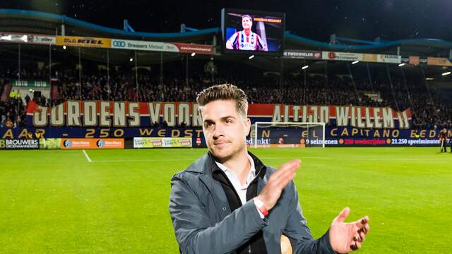 Voor de wedstrijd nam het publiek afscheid van Jordens Peters, die afgelopen zomer een punt achter zijn carrière zette.