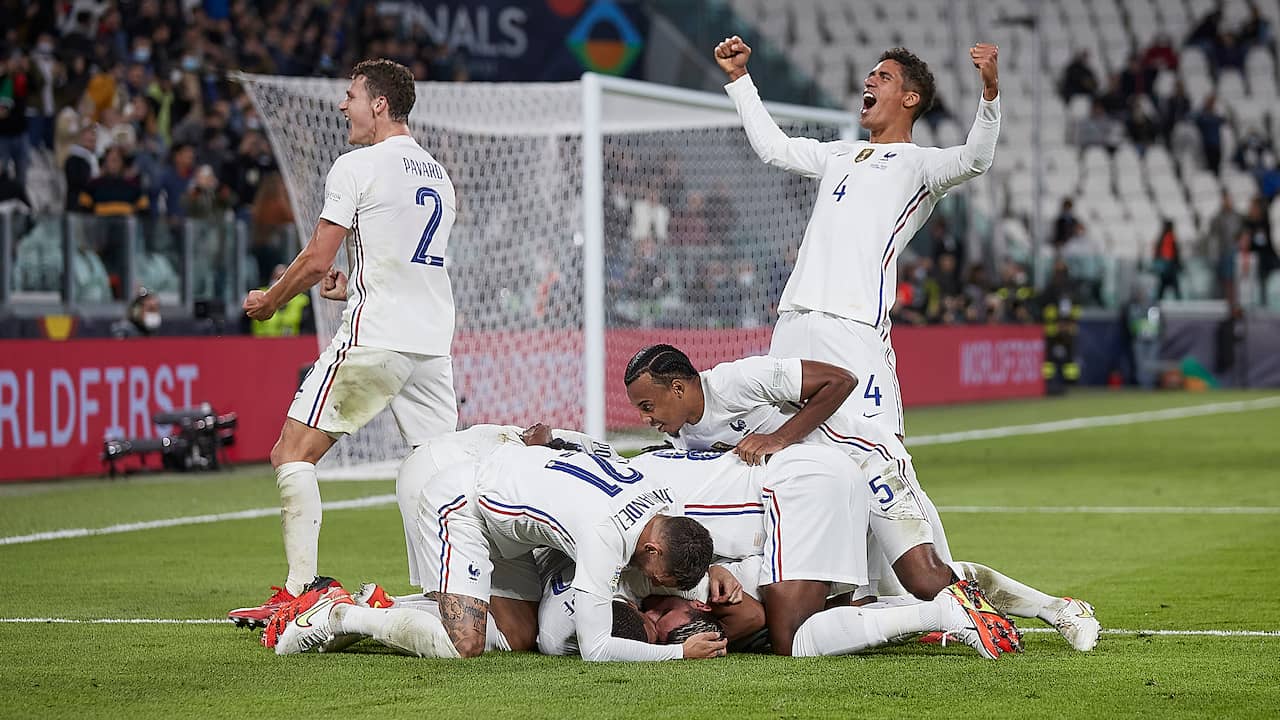 De spelers van Frankrijk duikelen over elkaar van blijdschap na de winnende 3-2 van Theo Hernández.
