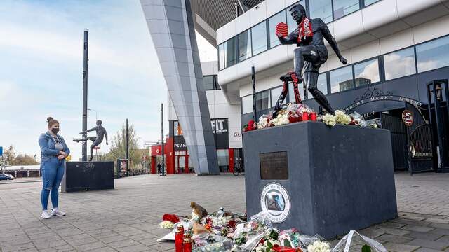 Supporters legden deze week al veel bloemen neer bij het standbeeld van Willy van der Kuijlen.