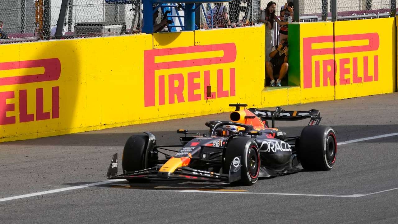 Beeld uit video: Verstappen haalt Sainz in en pakt leiding in Monza