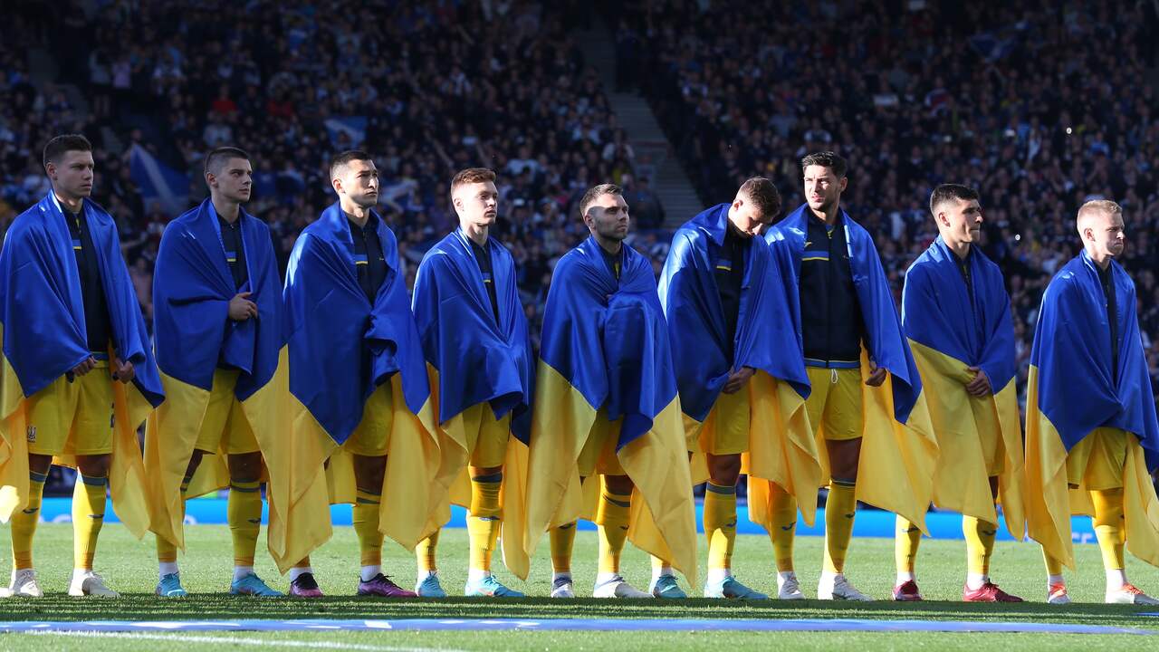 Играчите влязоха на стадиона с украински знамена, драпирани около раменете.