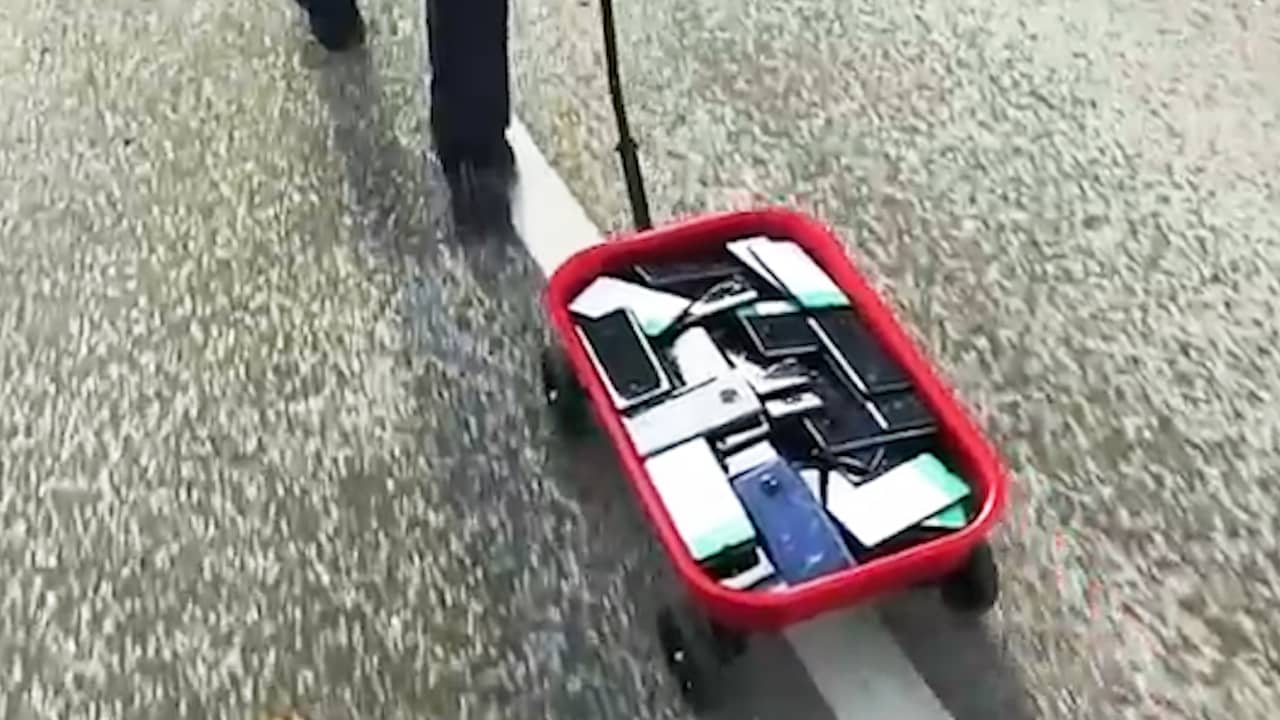 Kunstenaar veroorzaakt met 99 smartphones 'file' op Google Maps
